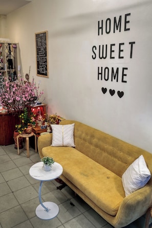 Lobby sitting area - Hanoi Family Homestay (Hanoi)
