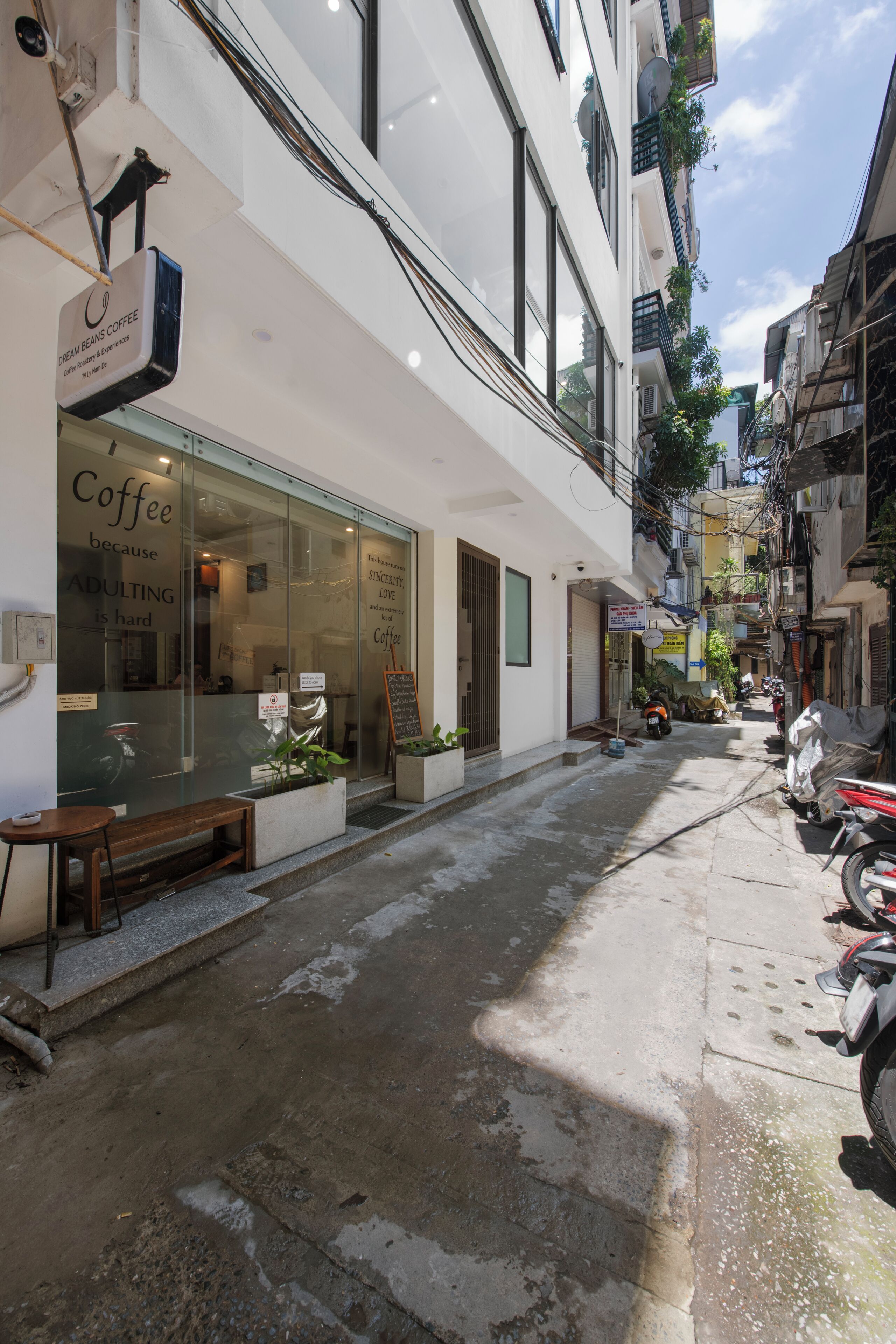 45 インチの薄型テレビ (ケーブル放送視聴可)、書庫