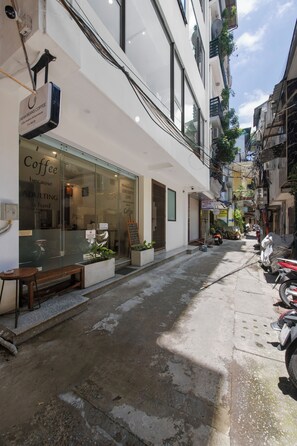 En 45-tommers Flatskjerm-TV med kabel-kanaler samt bøker