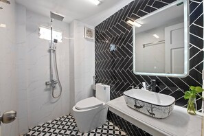 Doccia, asciugacapelli, pantofole, bidet