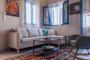 Living area - Casa Porphyra: 3-bedroom apartment with terrace (Chalki)