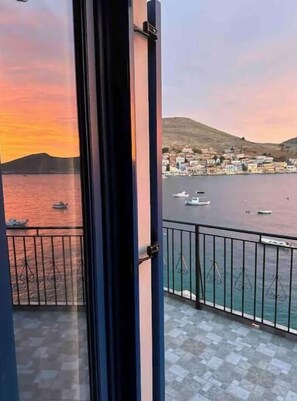 Interior - Casa Porphyra: 3-bedroom apartment with terrace (Chalki)