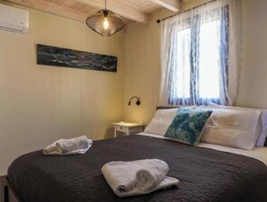 3 bedrooms, WiFi, bed sheets - Casa Porphyra: 3-bedroom apartment with terrace (Chalki)