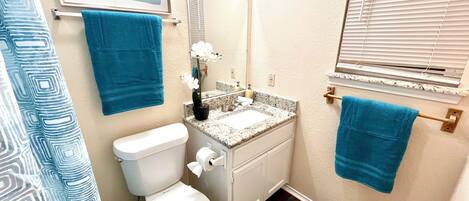 Sèche-cheveux, serviettes fournies, savon, shampoing