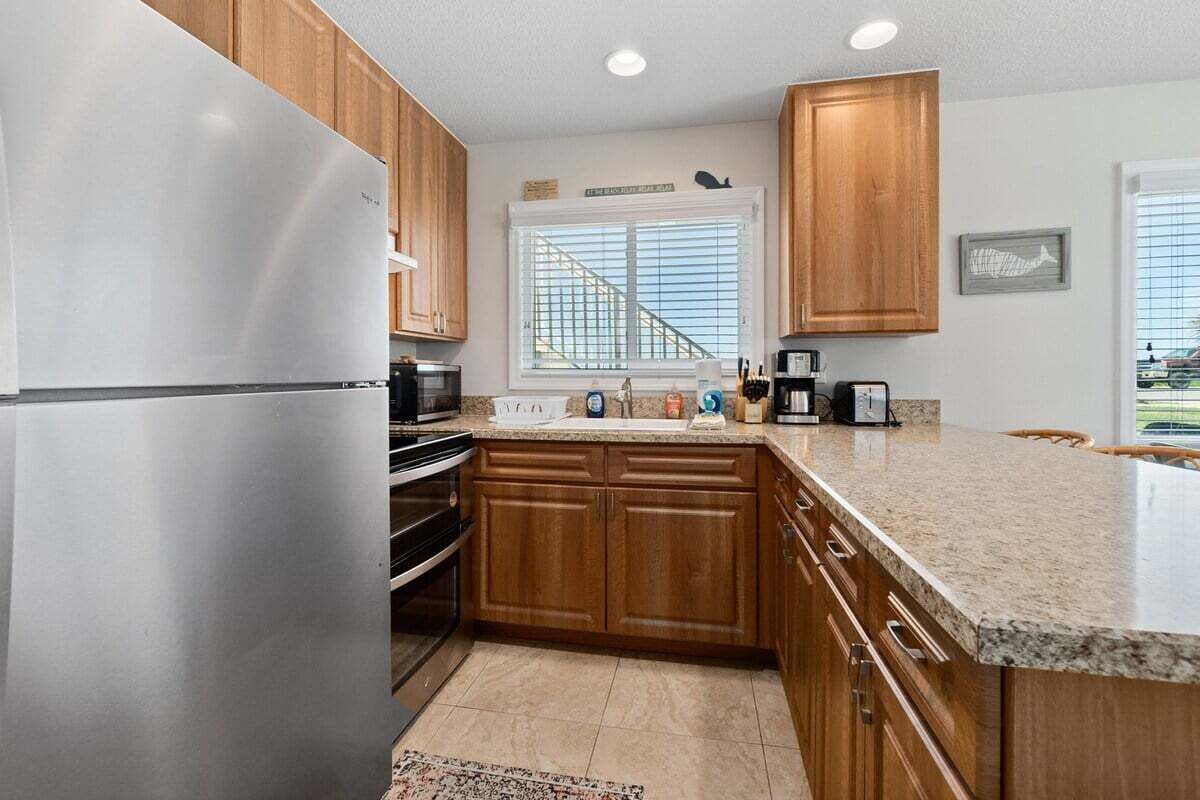 Kjøleskap, ovn, kaffetrakter/tekoker og brødrister