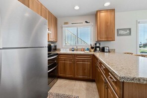 Kühlschrank, Ofen, Wasserkocher mit Kaffee-/Teezubehör, Toaster