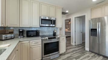 Een koelkast, een magnetron, een oven, een kookplaat