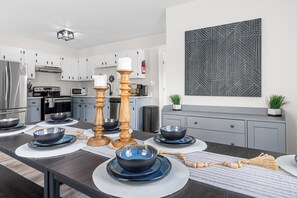 Private kitchen - Set ☽ a NEW prime 3/2 unit, walk to Forsyth Park! (Savannah)