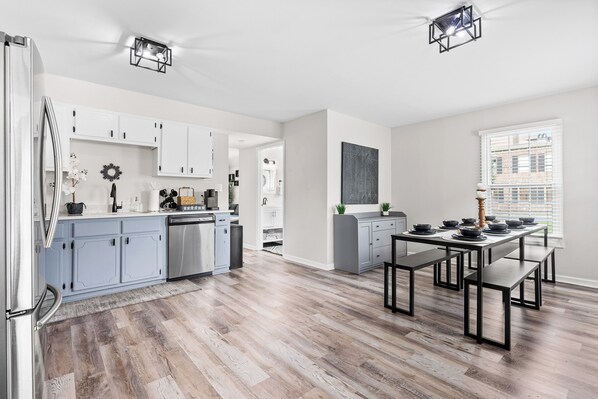 Private kitchen - Set ☽ a NEW prime 3/2 unit, walk to Forsyth Park! (Savannah)