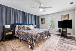 3 bedrooms, iron/ironing board, WiFi, bed sheets - Set ☽ a NEW prime 3/2 unit, walk to Forsyth Park! (Savannah)