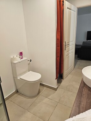 Shower, towels - Lower villa F3 (Alata)