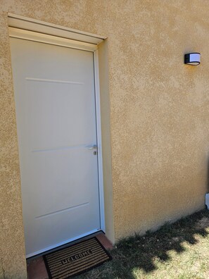 Exterior detail - Lower villa F3 (Alata)