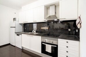 Kühlschrank, Mikrowelle, Ofen, Geschirrspüler