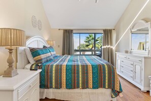 4 bedrooms, desk, iron/ironing board, travel crib - Dolphin Delight: Charming soundview townhome, tennis, pool in fabulous Navarre (Navarre)