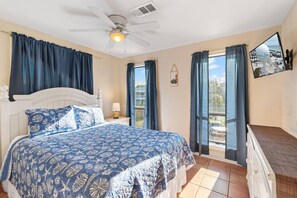 4 室のベッドルーム、デスク、アイロン / アイロン台、旅行用ベビーベッド