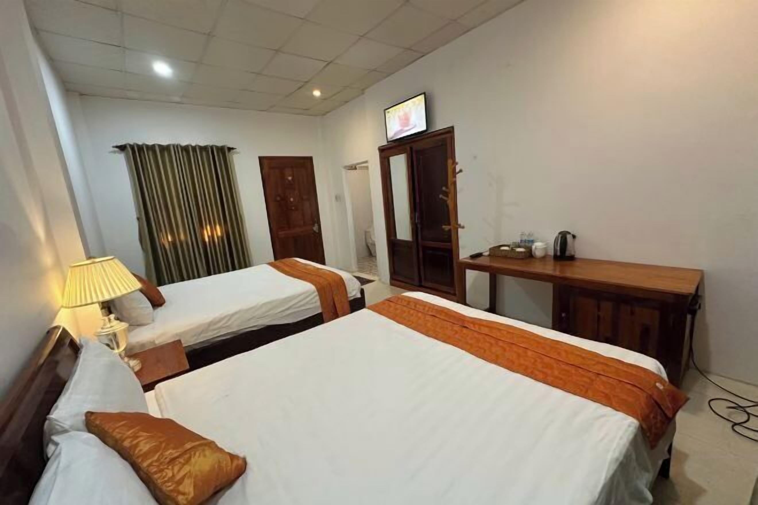 Free WiFi, bed sheets