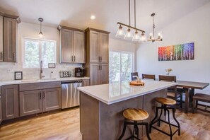 Køleskab, mikrobølgeovn, ovn, kogeplade