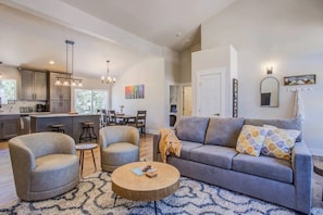 Smart TV, chimenea y libros