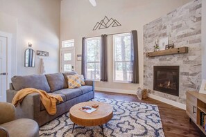 Smart TV, fireplace, books - Fox Den - Modern Mountain Home (Florissant)