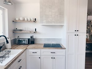 Réfrigérateur, four à micro-ondes, surface de cuisson, cafetière-théière