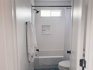 Douche, séchoir à cheveux, serviettes fournies, shampooing