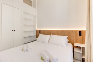 3 bedrooms, desk, WiFi, bed sheets