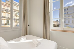 3 bedrooms, desk, WiFi, bed sheets