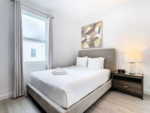 5 عدّة غرف نوم ومكتب ومكواة/لوح كي وواي فاي