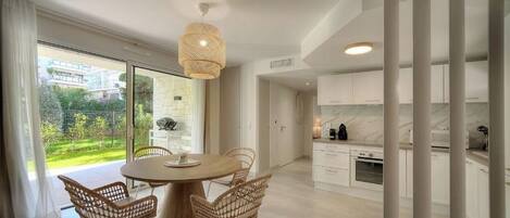 Een koelkast, een microgolfoven, een oven, een kookplaat