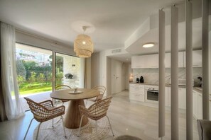 Kylskåp, mikrovågsugn, ugn och spishäll