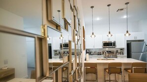 Kaffetrakter/tekoker, kjøleskap, mikrobølgeovn og ovn