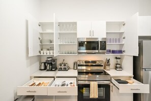 Réfrigérateur, micro-ondes, four, plaque de cuisson