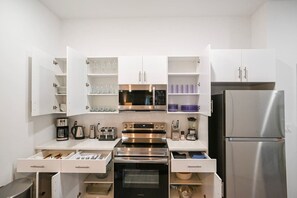 Réfrigérateur, micro-ondes, four, plaque de cuisson