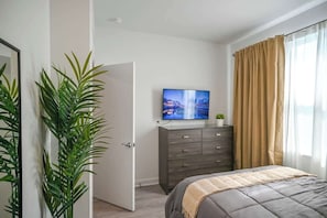 5 bedrooms, iron/ironing board, free WiFi, bed sheets - Pet Friendly Oasis w/Pool near Disney & Universal (Davenport)