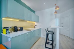 Réfrigérateur, micro-ondes, plaque de cuisson, cafetière/bouilloire