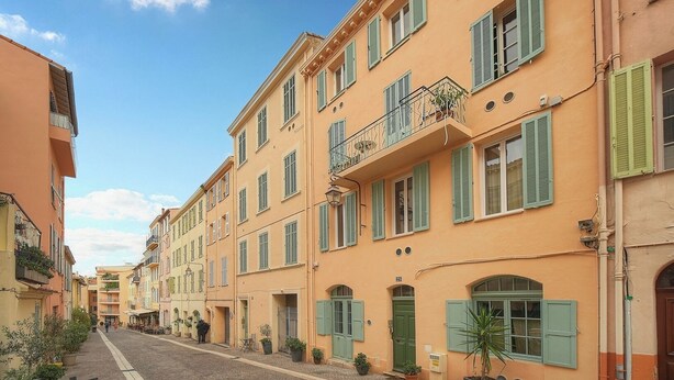 A row of traditional Mediterranean-style buildings with balconies, a cobblestone street, and potted plants. - Immogroom-historic center-Fully equipped apartment - A/C - Wifi (Cannes)