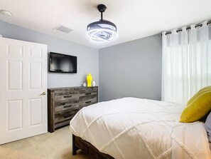 6 多间卧室、办公桌、熨斗/熨衣板、旅行婴儿床