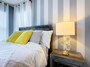 6 chambres, bureau, fer et planche à repasser, lit de bébé portatif