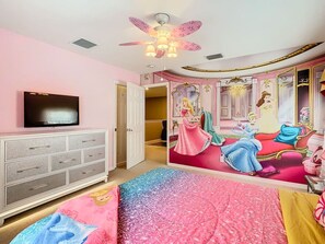 6 室のベッドルー�ム、デスク、アイロン / アイロン台、旅行用ベビーベッド