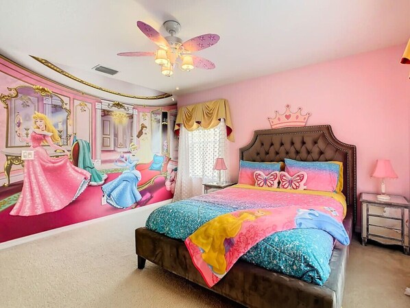 6 室のベッドルーム、デスク、アイロン / アイロン台、旅行用ベビーベッド