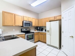 Réfrigérateur, four à micro-ondes, un four, surface de cuisson