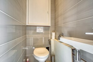 Kostenlose Toilettenartikel, Haartrockner, Handtücher