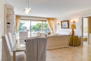 3 slaapkamers, een strijkplank/strijkijzer, wifi, beddengoed