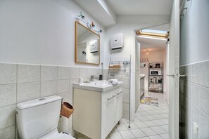 Kostenlose Toilettenartikel, Haartrockner, Handtücher