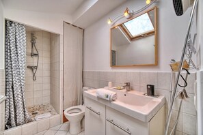 Articles de toilette gratuits, sèche-cheveux, serviettes fournies