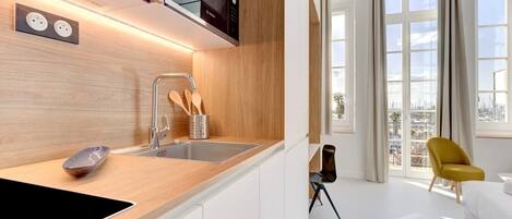 Fridge, microwave, stovetop, coffee/tea maker