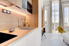 Kjøleskap, mikrobølgeovn, kokeplater og kaffetrakter/tekoker