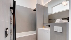 Ein modernes Badezimmer mit Dusche, Toilette und Waschbecken.