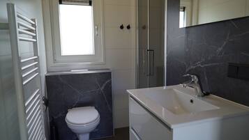 Nhà gỗ tiện nghi đơn giản (Cube la Mer Wellness 4) | Phòng tắm