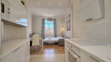 Een koelkast, een microgolfoven, een oven, een kookplaat